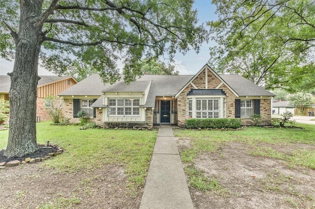 view of front of property with a front yard