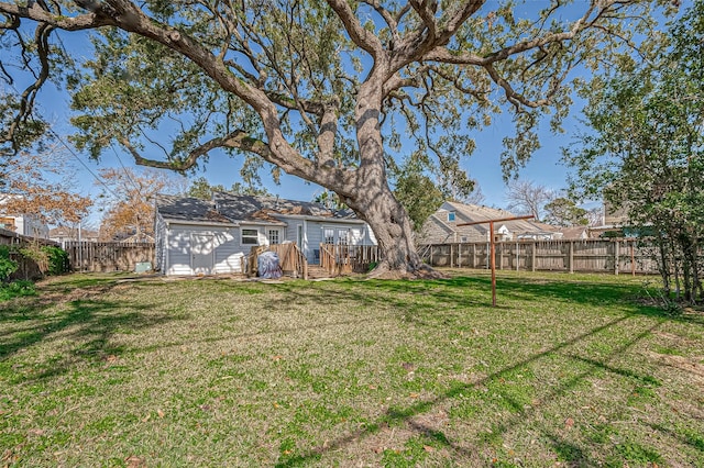 view of yard featuring a shed