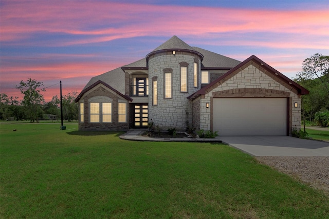 view of front of home featuring a yard and a garage