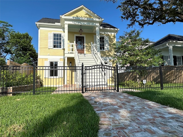 view of front of house featuring a front yard