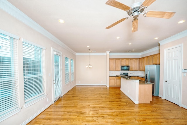 kitchen with crown molding, a center island with sink, light wood-type flooring, appliances with stainless steel finishes, and pendant lighting