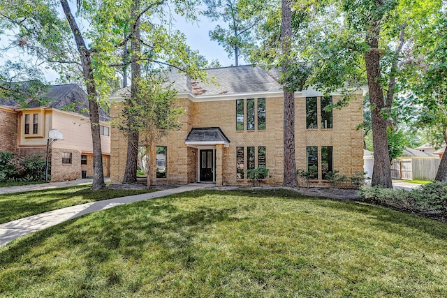 view of front of property featuring a front yard