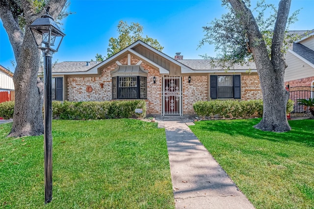 single story home featuring a front lawn