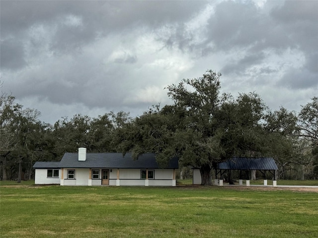 view of front of home featuring a front lawn