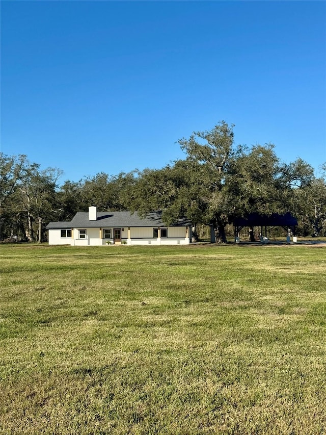 view of yard featuring a rural view