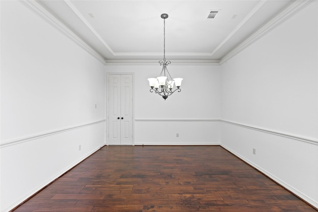 unfurnished room featuring a tray ceiling, ornamental molding, dark hardwood / wood-style floors, and a chandelier