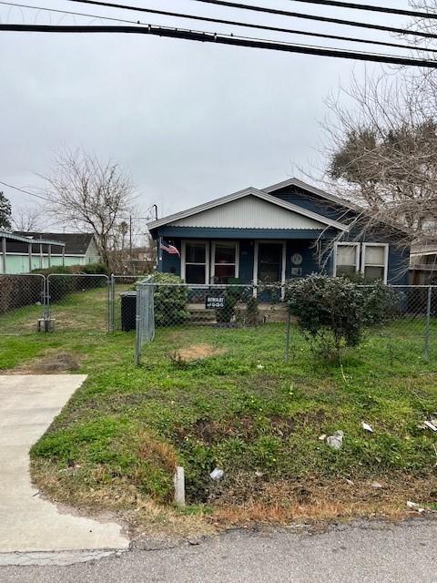 view of front of home with a front yard