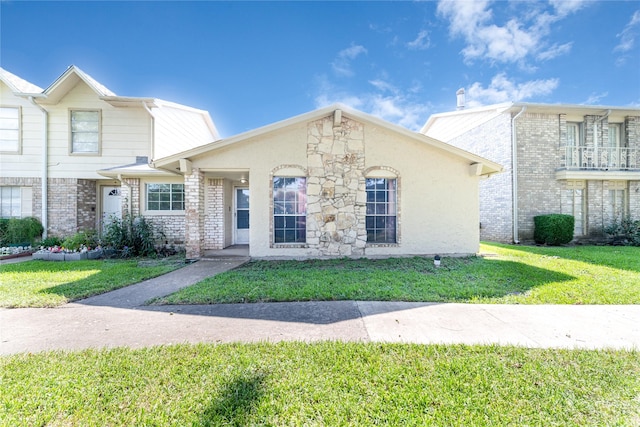 view of front of property with a front yard