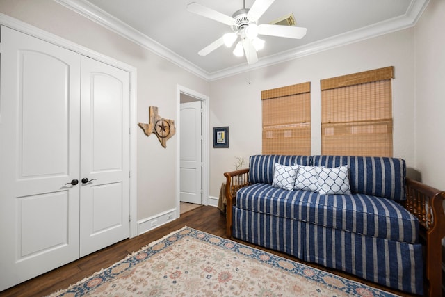 living area featuring crown molding, ceiling fan, and dark hardwood / wood-style flooring