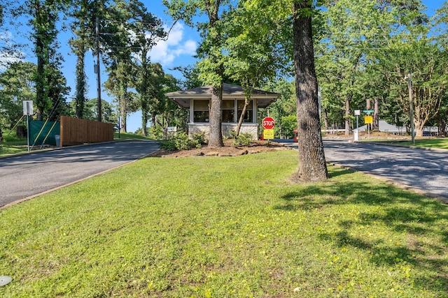 view of front of property featuring a front yard