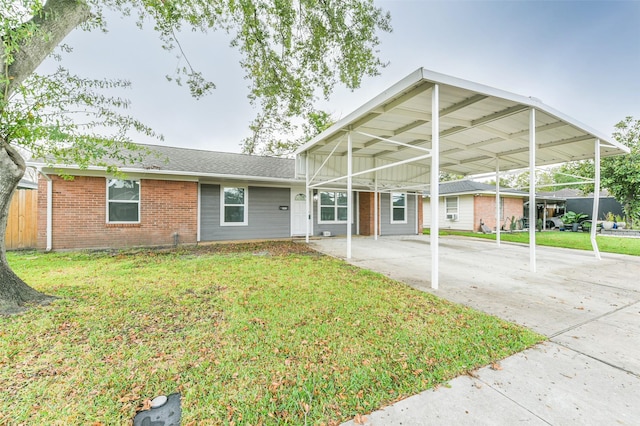 view of front of property featuring a front lawn