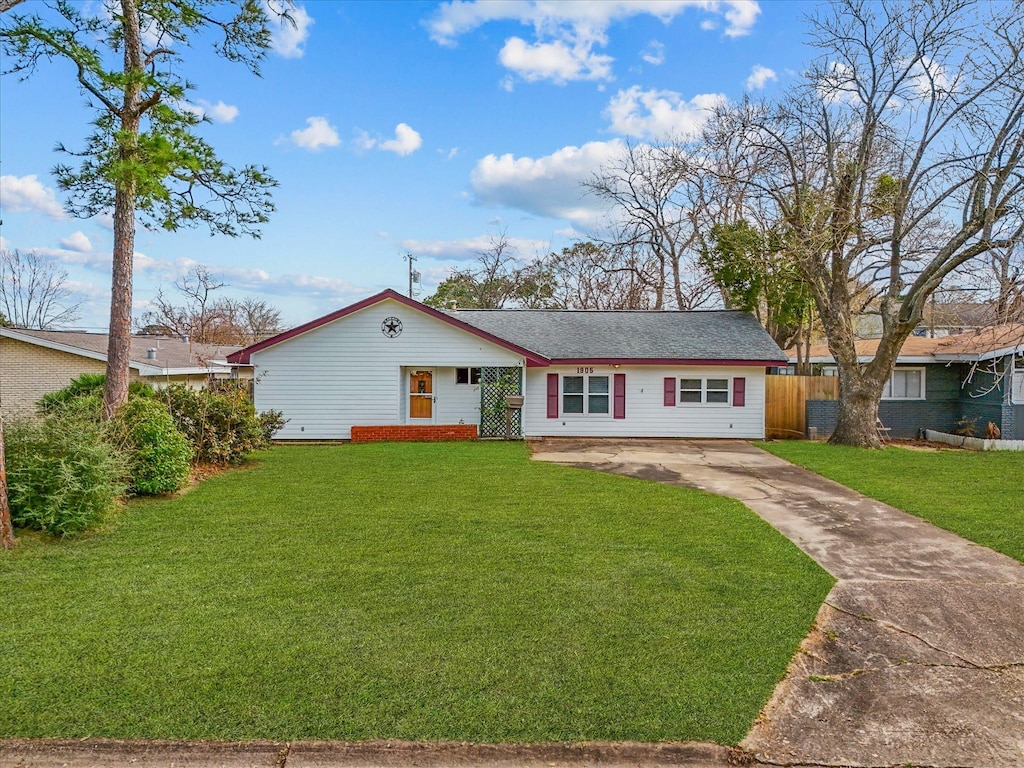 ranch-style house featuring a front yard