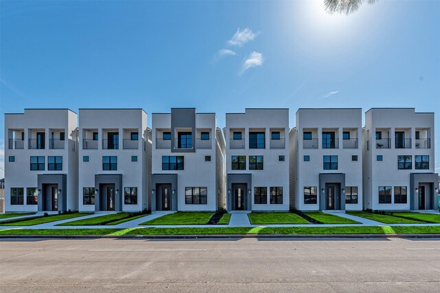 view of front facade with a front lawn