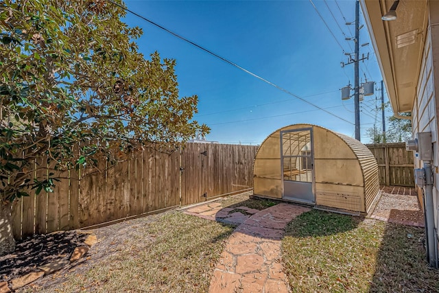 view of yard with an outbuilding