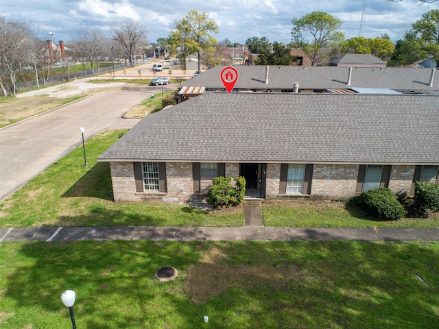 view of front of home featuring a front lawn