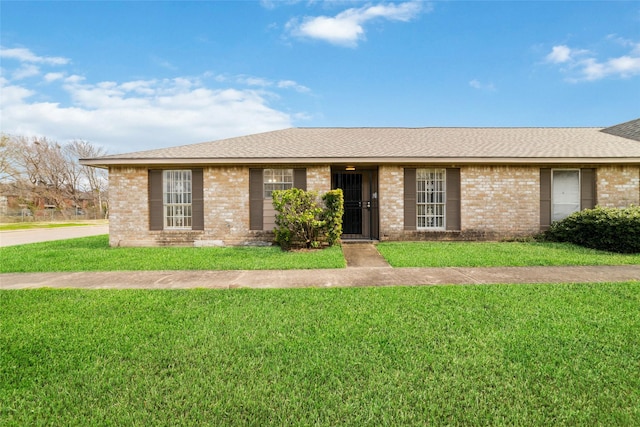 single story home with a front yard