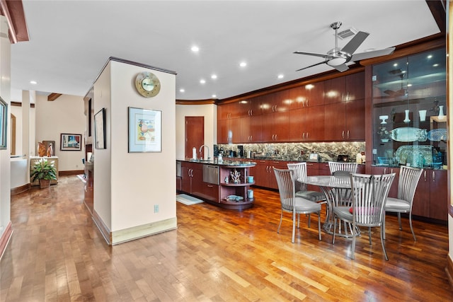 dining room featuring hardwood / wood-style floors, indoor wet bar, and ceiling fan