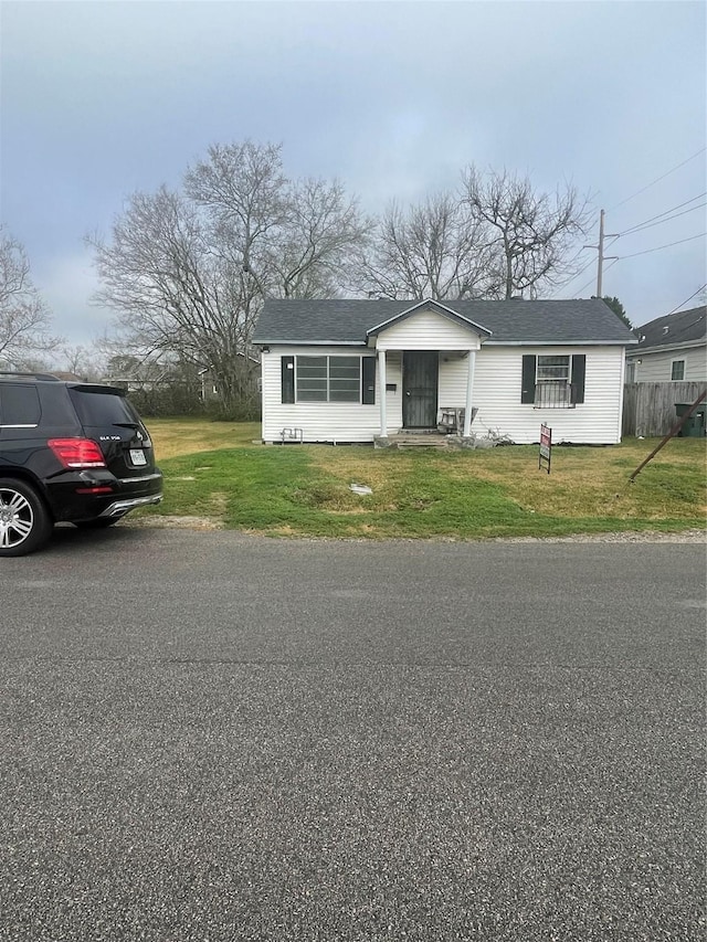 single story home with a front lawn