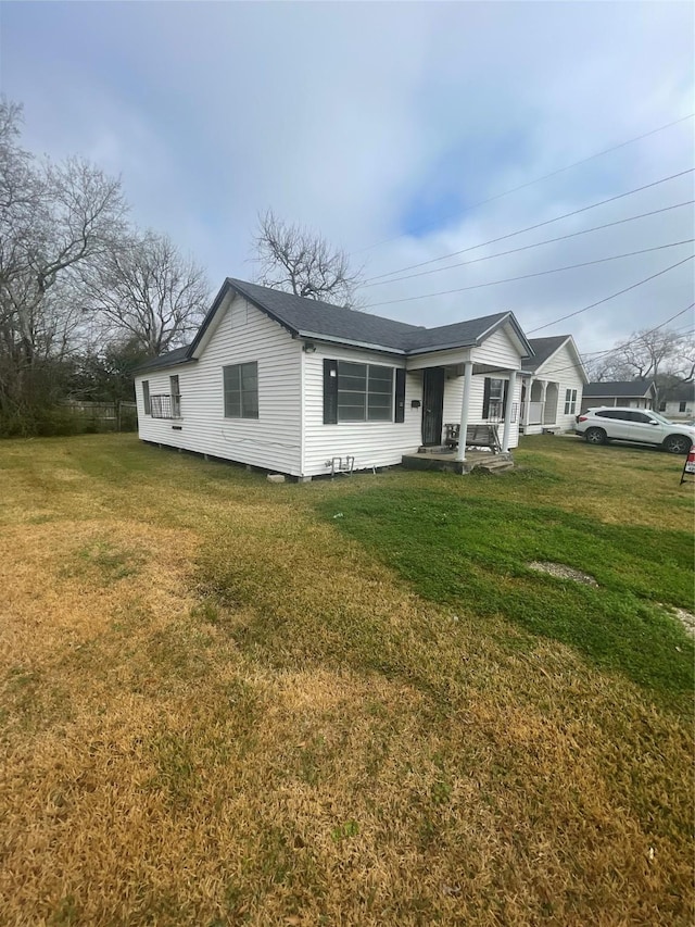 ranch-style home featuring a front yard and covered porch