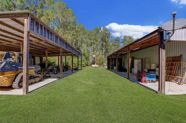 view of yard featuring an outbuilding