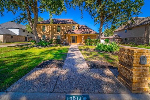 view of front of house featuring a front lawn