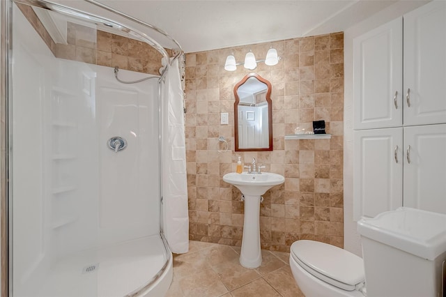 bathroom with toilet, tile patterned flooring, a shower with shower curtain, and tile walls