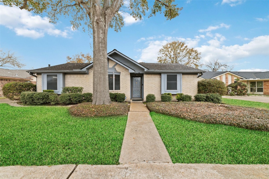 single story home featuring a front yard