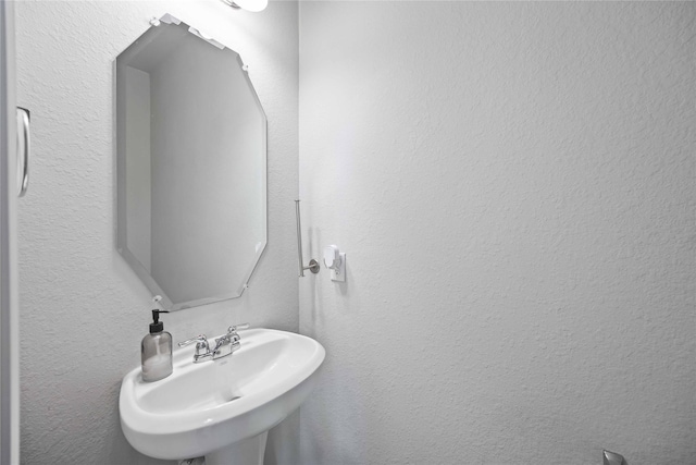 bathroom featuring sink