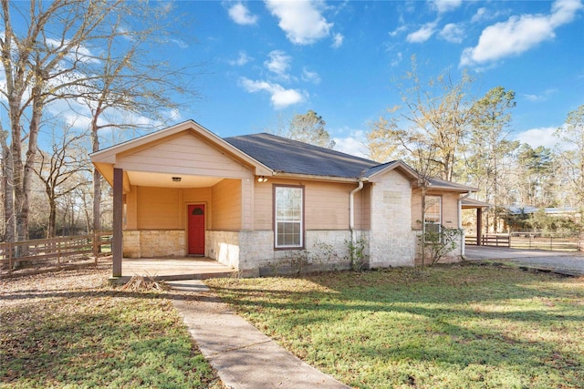 view of front of home featuring a front lawn