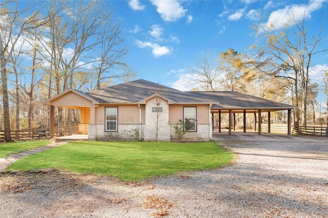 single story home with a front lawn