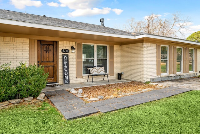 property entrance featuring a porch