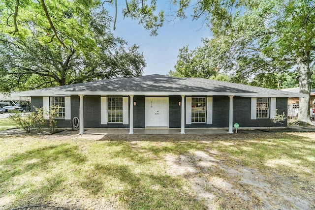 single story home with a front yard