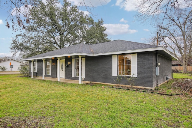 ranch-style house featuring a front yard