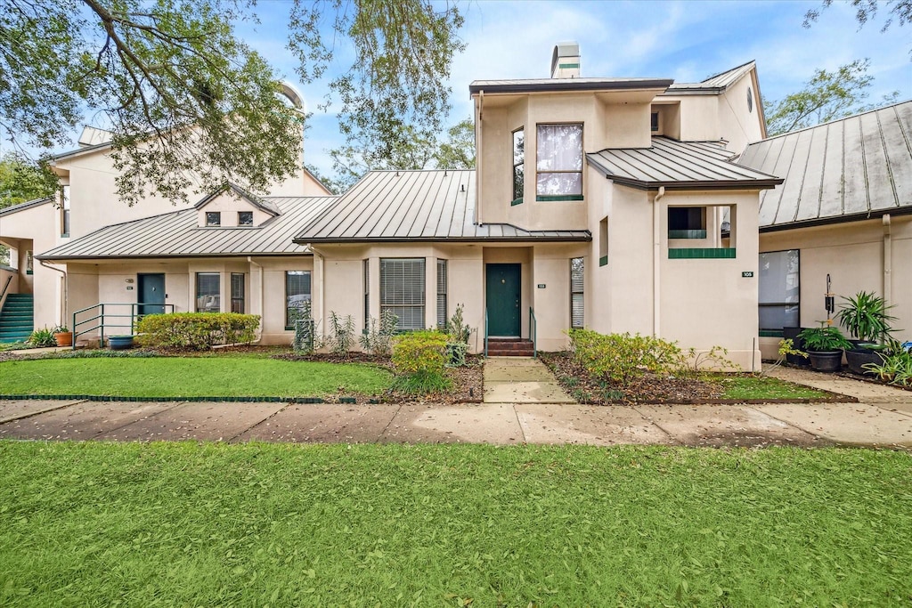 view of front of property with a front yard