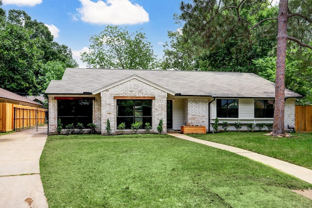 single story home featuring a front lawn