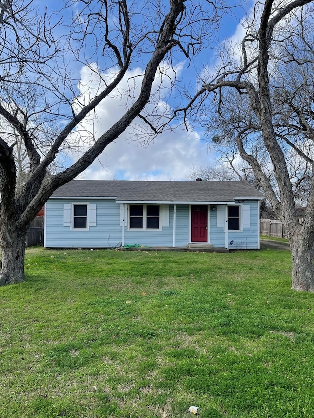 ranch-style home featuring a front lawn