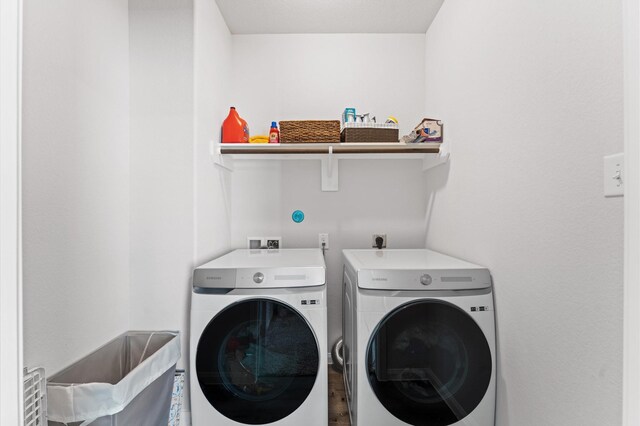 laundry room with laundry area and independent washer and dryer