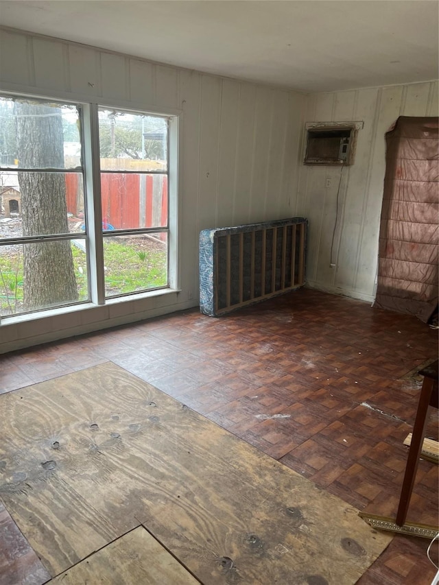 unfurnished room featuring a wall mounted air conditioner