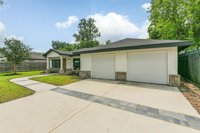 view of front of house featuring a garage and a front yard