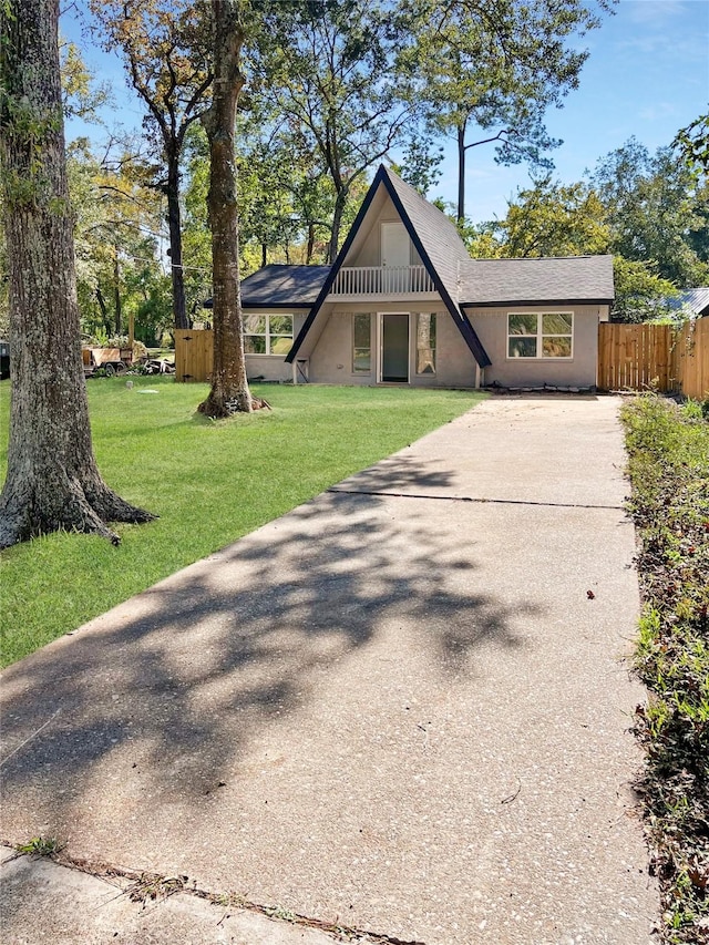 view of front of home with a front lawn