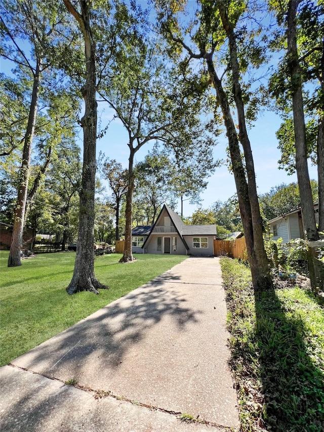 view of front of home featuring a front lawn
