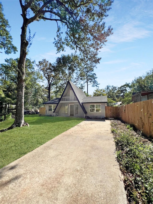 view of front facade with a front lawn