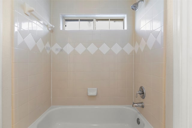 bathroom with tiled shower / bath