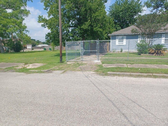 6824 Eastwood St, Houston, TX 77021 - view of yard featuring a gate
