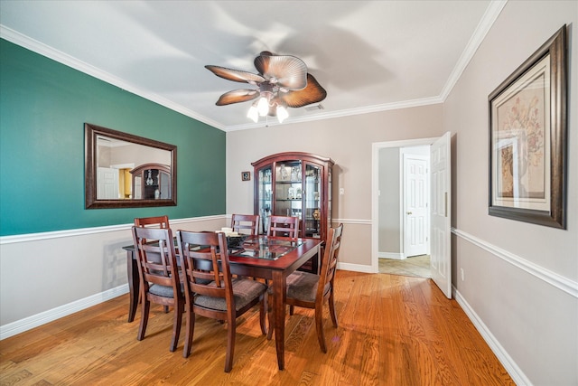 dining room featuring crown molding, ceiling fan, and light hardwood / wood-style floors