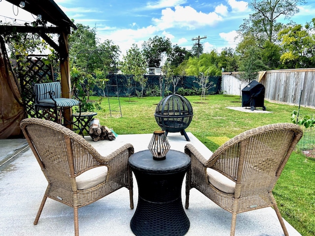 view of patio with an outdoor fire pit