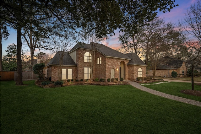 view of front facade featuring a yard