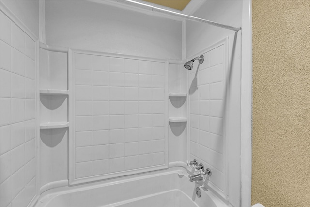 bathroom with tiled shower / bath