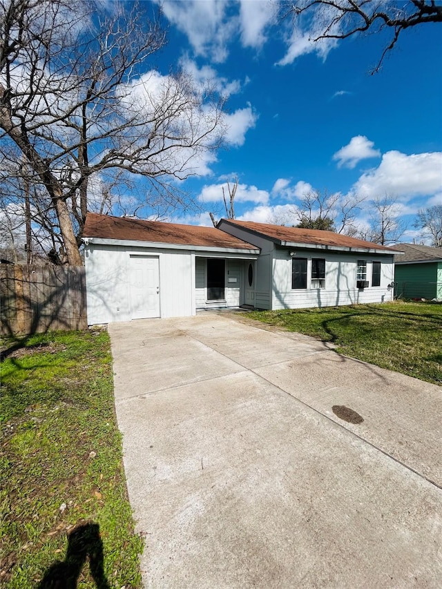 ranch-style house featuring a front yard