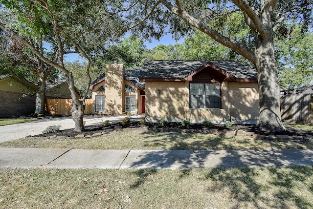 view of front of house featuring a front lawn